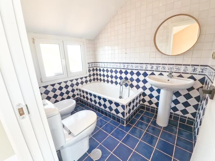 Image No.14-4 Bed Chalet for sale