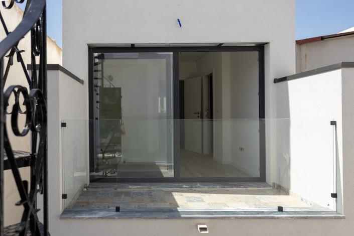 Image No.12-4 Bed Townhouse for sale