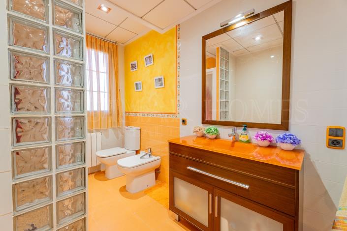 Image No.29-5 Bed Villa / Detached for sale