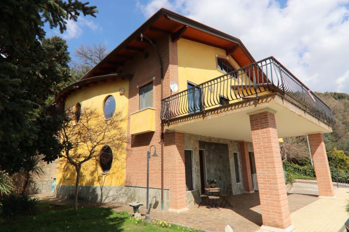 Image No.1-4 Bed Villa for sale