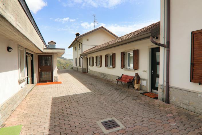 Image No.12-9 Bed Property for sale