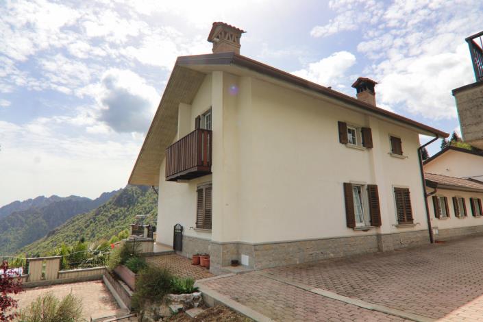 Image No.13-9 Bed Property for sale