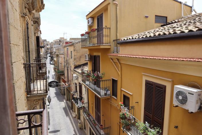 Image No.40-5 Bed Property for sale