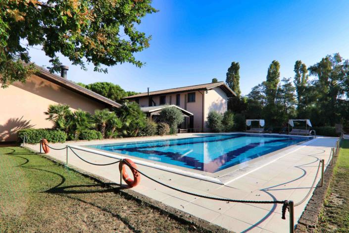 Image No.9-7 Bed Property for sale