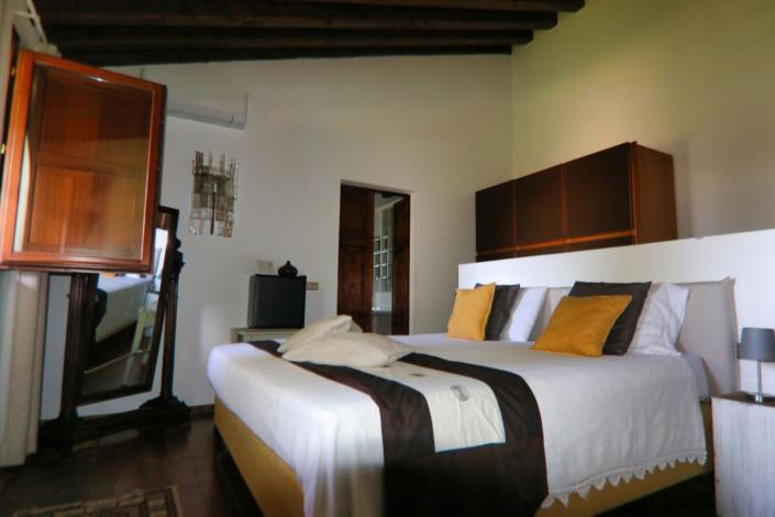 Image No.32-7 Bed Property for sale