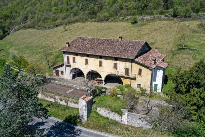 Image No.15-8 Bed Property for sale