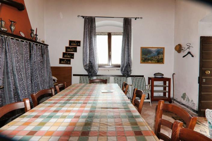 Image No.27-8 Bed Property for sale