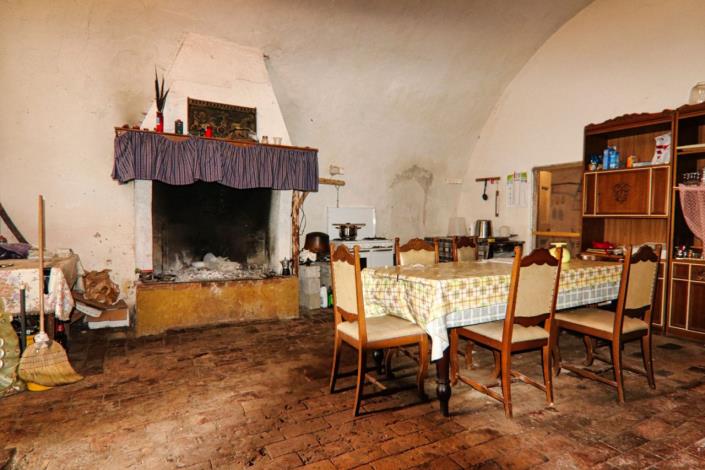 Image No.32-8 Bed Property for sale