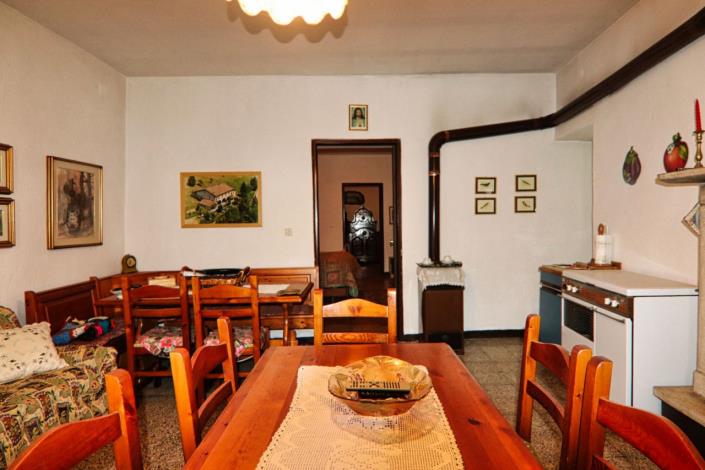 Image No.40-8 Bed Property for sale