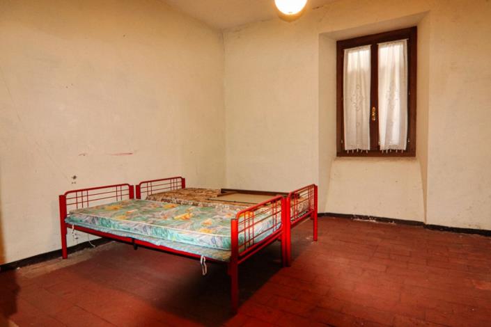 Image No.56-8 Bed Property for sale