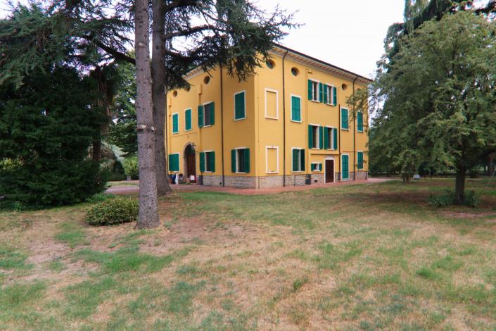 Image No.2-8 Bed Villa for sale