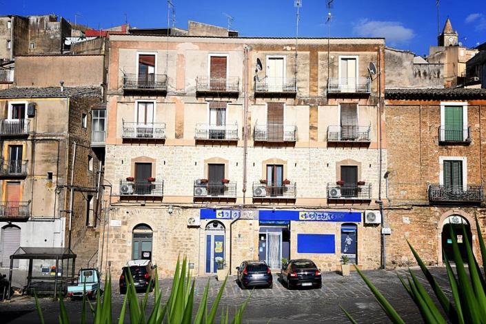 Image No.1-4 Bed Apartment for sale