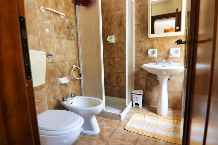 Image No.33-10 Bed Hotel for sale