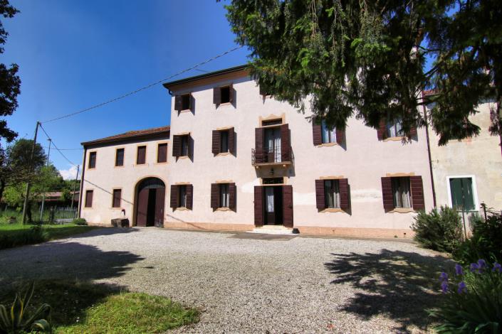 Image No.1-5 Bed House for sale