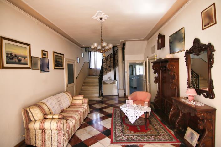 Image No.4-5 Bed House for sale