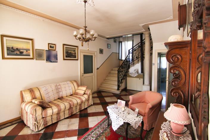 Image No.5-5 Bed House for sale