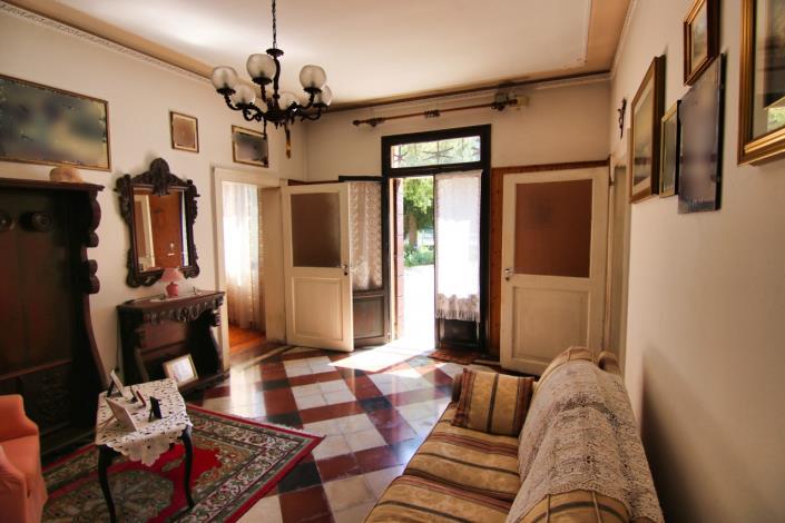 Image No.8-5 Bed House for sale