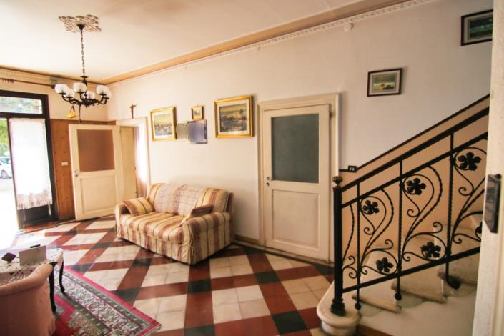 Image No.10-5 Bed House for sale