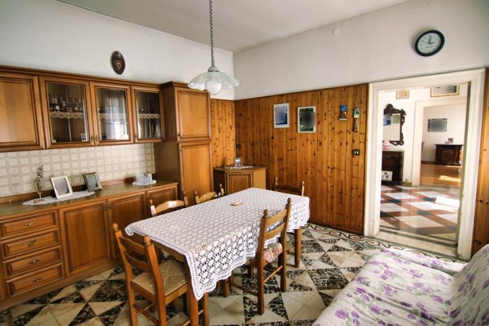 Image No.18-5 Bed House for sale