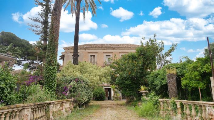 Image No.16-11 Bed Villa for sale