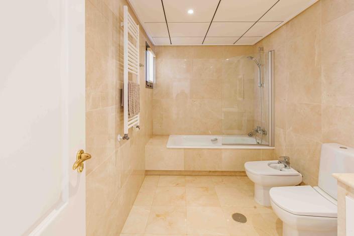 Image No.11-4 Bed Villa / Detached for sale