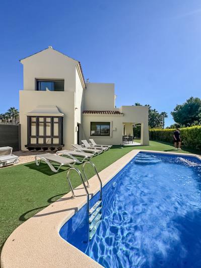 Image No.1-4 Bed Villa / Detached for sale