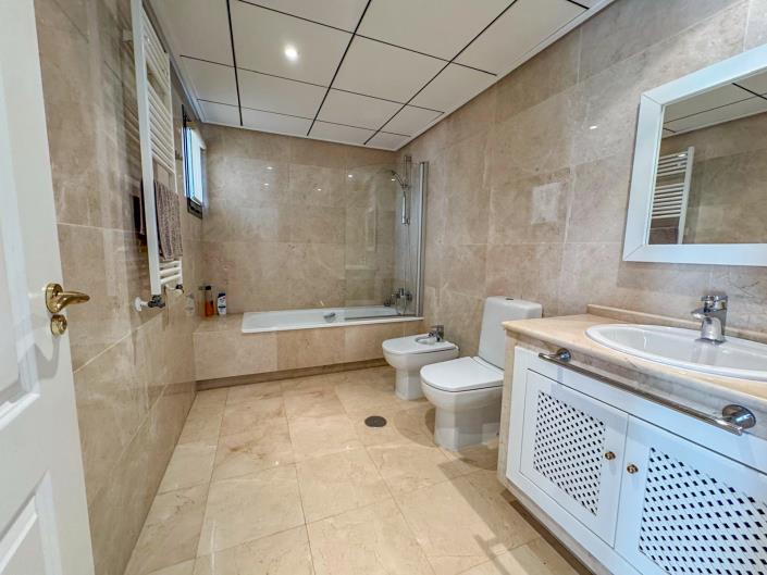 Image No.48-4 Bed Villa / Detached for sale