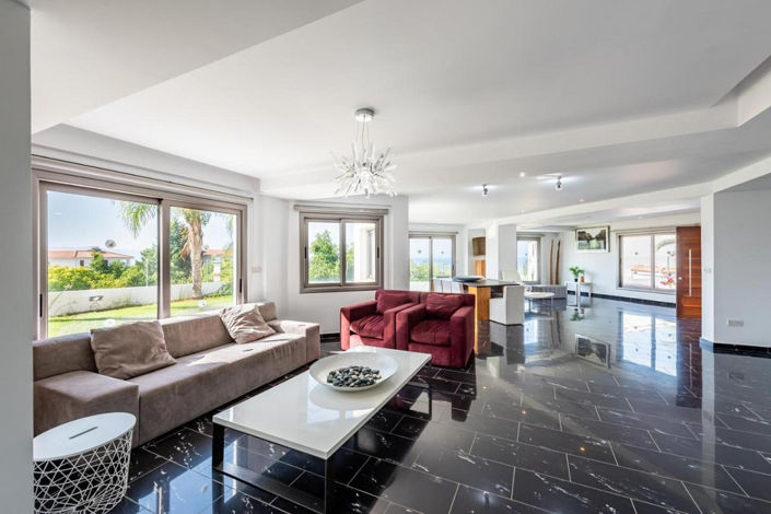 Image No.3-4 Bed Villa for sale