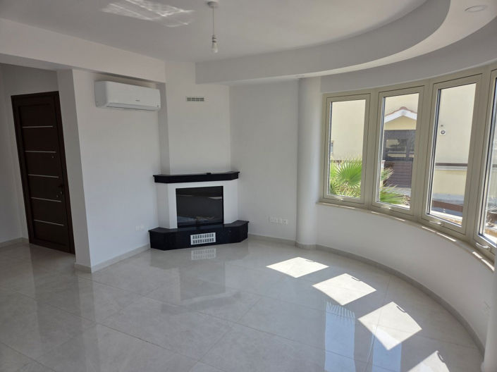 Image No.1-3 Bed Villa for sale