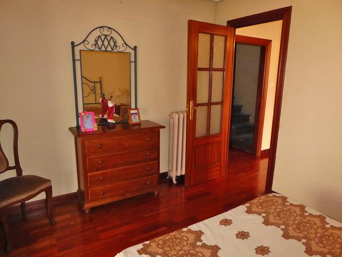 Image No.24-9 Bed Semi-Detached for sale