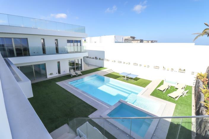 Image No.1-7 Bed Villa / Detached for sale