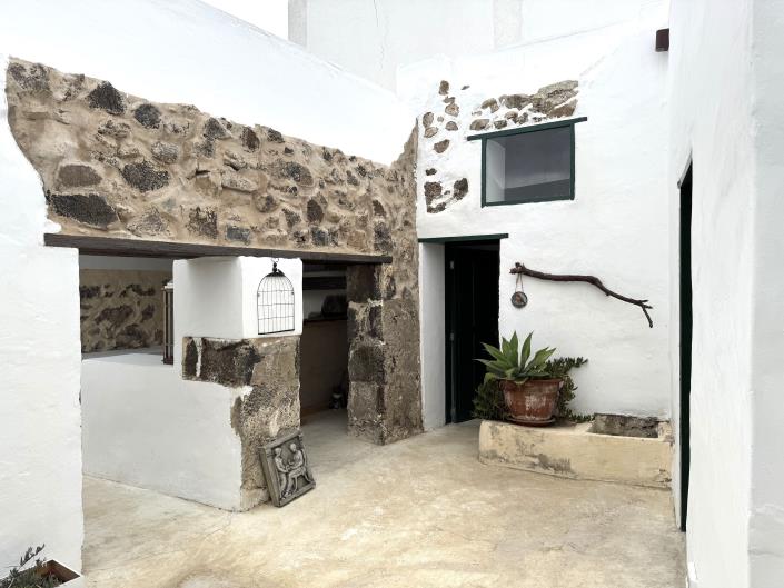 Image No.2-6 Bed Hotel for sale