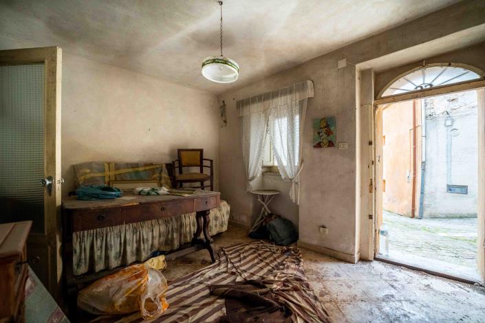 Image No.8-1 Bed House for sale