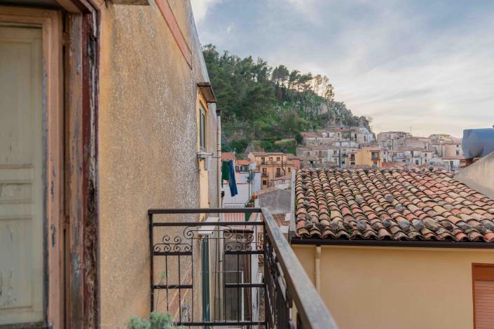 Image No.12-1 Bed House for sale