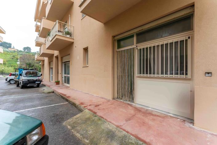 Image No.4-1 Bed House for sale