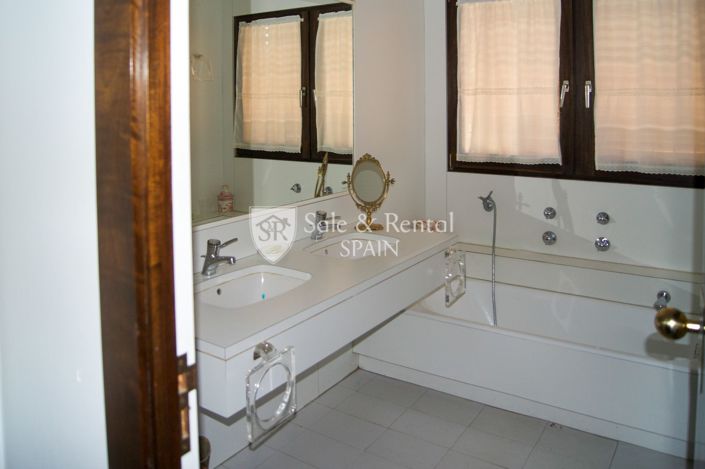 Image No.12-6 Bed Villa for sale