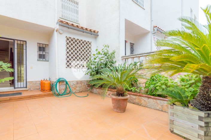 Image No.1-4 Bed Property for sale