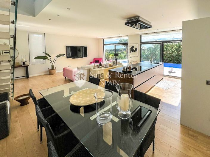 Image No.6-5 Bed Villa for sale