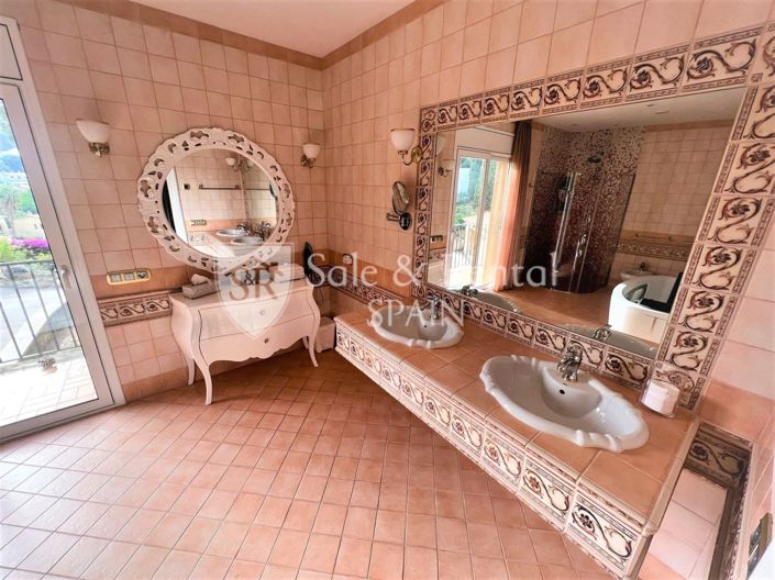 Image No.12-10 Bed Villa for sale