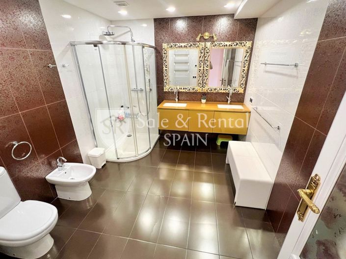 Image No.6-10 Bed Villa for sale