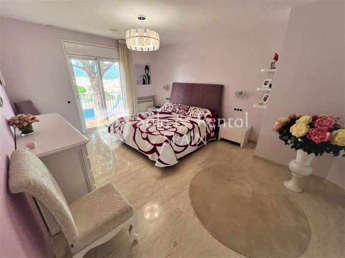 Image No.96-10 Bed Villa for sale