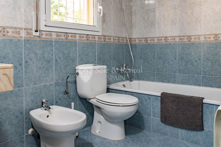 Image No.37-4 Bed Property for sale