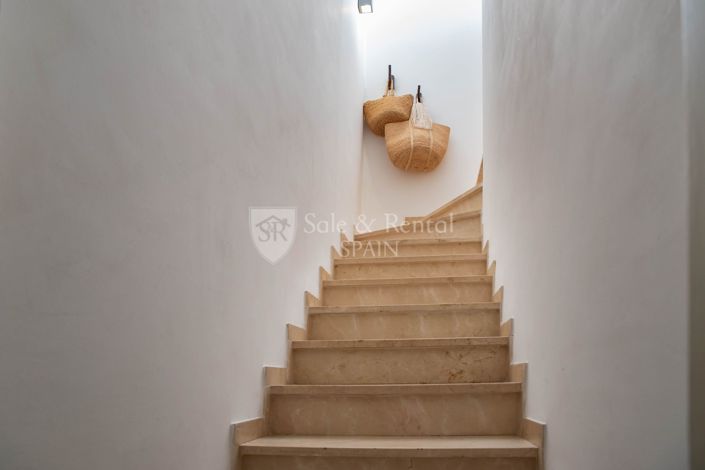 Image No.4-4 Bed Property for sale