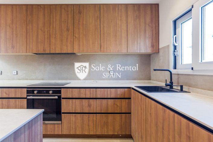 Image No.7-4 Bed Flat for sale