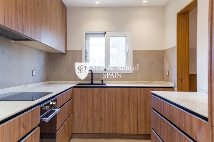 Image No.9-4 Bed Flat for sale