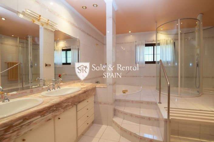 Image No.18-6 Bed Villa for sale