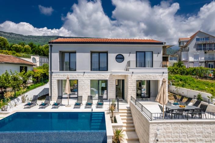 Image No.1-4 Bed Villa for sale