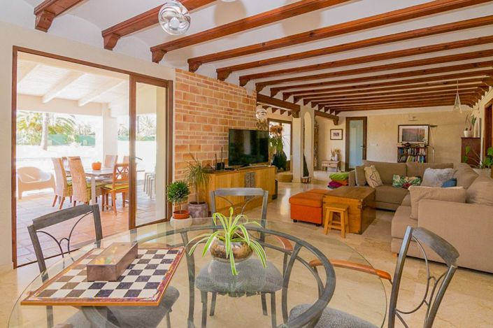 Image No.2-4 Bed Villa for sale