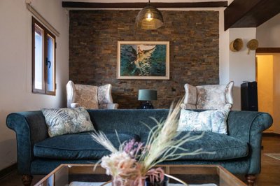 comfortableandspaciouslounge3f89bc1a93