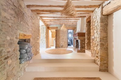 airbnb-looking-in-from-front-door